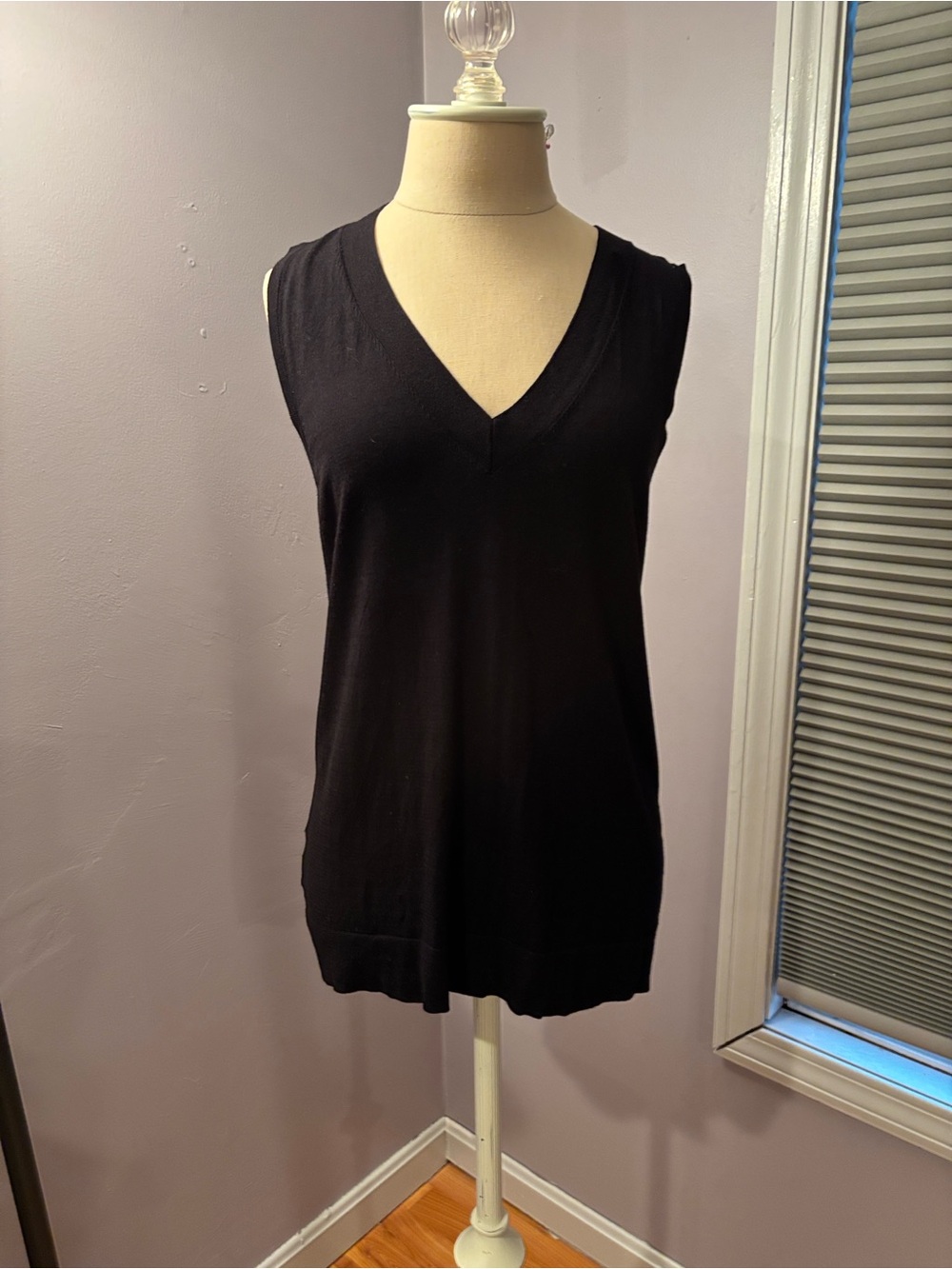 LOFT Black V-Neck Sleeveless Knit Top